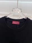 weigou_208089_5_229b2403f4 P80 GUCCI/古驰 高品质320克圆领短袖T恤 品牌经典 锁扣铁链马匹🐴刺绣字母LOGO 男女同款 2026ss早春官方同步 高版本 高品质 时尚个性 百搭潮流 纯原品质 原版面料 吊牌 领标 水洗麦 三标齐全 颜色: 黑色.白色. 尺码:S M L XL