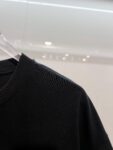 weigou_208089_6_1b9222782b P80 GUCCI/古驰 高品质320克圆领短袖T恤 品牌经典 锁扣铁链马匹🐴刺绣字母LOGO 男女同款 2026ss早春官方同步 高版本 高品质 时尚个性 百搭潮流 纯原品质 原版面料 吊牌 领标 水洗麦 三标齐全 颜色: 黑色.白色. 尺码:S M L XL