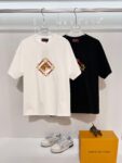 weigou_208089_9_85aeb91d9a P80 GUCCI/古驰 高品质320克圆领短袖T恤 品牌经典 锁扣铁链马匹🐴刺绣字母LOGO 男女同款 2026ss早春官方同步 高版本 高品质 时尚个性 百搭潮流 纯原品质 原版面料 吊牌 领标 水洗麦 三标齐全 颜色: 黑色.白色. 尺码:S M L XL