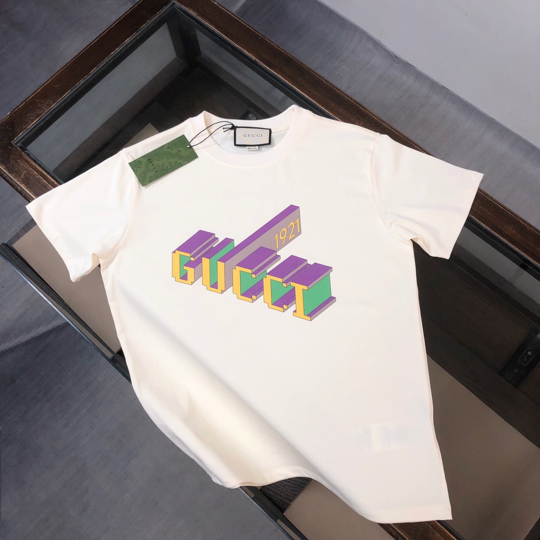 weigou_208131_0_fdc3c1caef P75 💥 GUCCI 古驰 夏季新款圆领短袖T恤!270克重磅高端纯棉面料,手感质感都极完美!修身裁剪设计干净利落!时尚又好看!走线做工非常精致!版型效果超赞!而且透气性能超强!任何年龄阶段都可轻松驾驭,男士衣橱里必备的单品。 颜色: 米白 黑色 码数:M-3XL (下单请报身高体重)