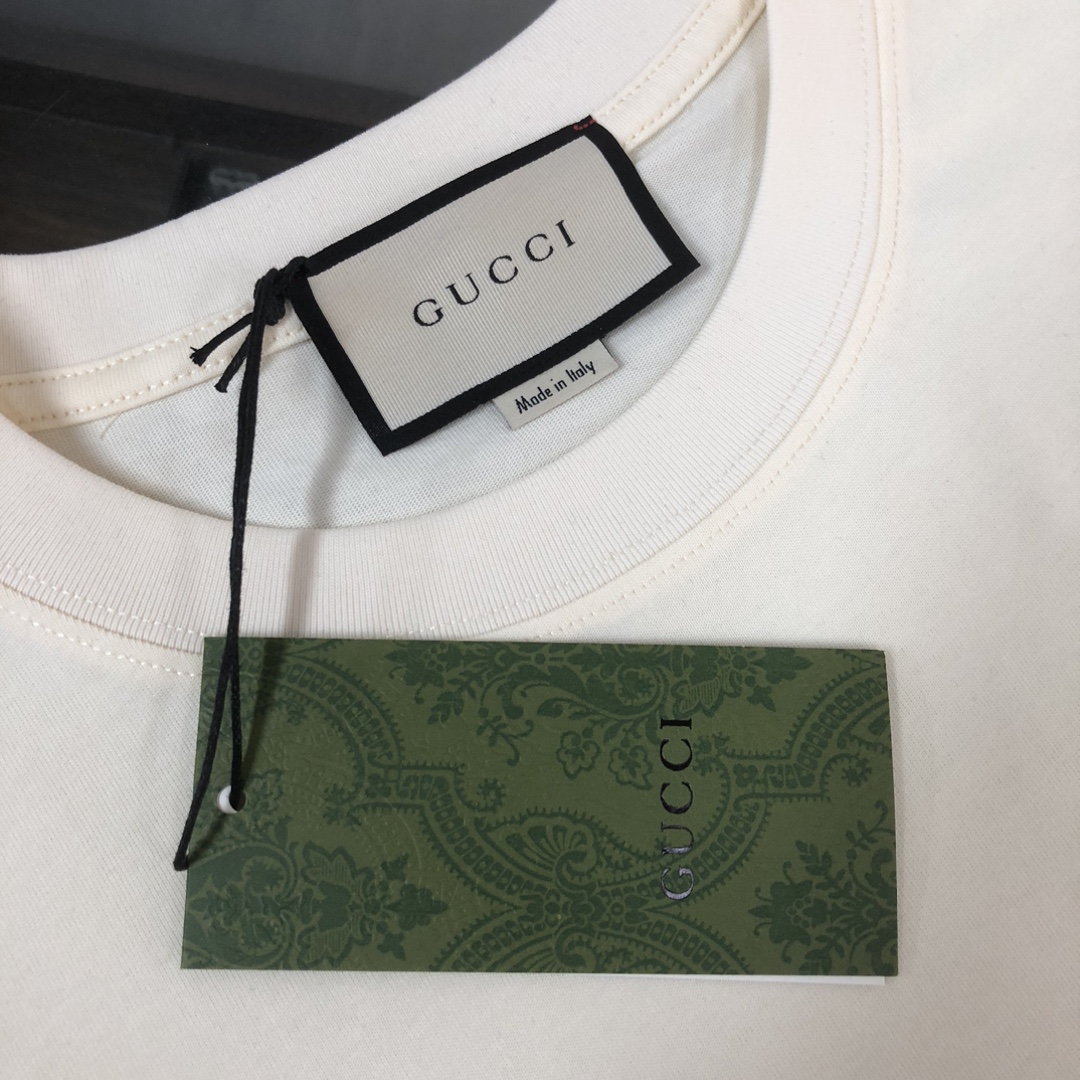 weigou_208131_2_d38b1b63ec P75 💥 GUCCI 古驰 夏季新款圆领短袖T恤!270克重磅高端纯棉面料,手感质感都极完美!修身裁剪设计干净利落!时尚又好看!走线做工非常精致!版型效果超赞!而且透气性能超强!任何年龄阶段都可轻松驾驭,男士衣橱里必备的单品。 颜色: 米白 黑色 码数:M-3XL (下单请报身高体重)