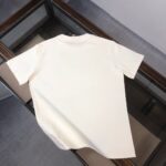 weigou_208131_7_6922747604 P75 💥 GUCCI 古驰 夏季新款圆领短袖T恤!270克重磅高端纯棉面料,手感质感都极完美!修身裁剪设计干净利落!时尚又好看!走线做工非常精致!版型效果超赞!而且透气性能超强!任何年龄阶段都可轻松驾驭,男士衣橱里必备的单品。 颜色: 米白 黑色 码数:M-3XL (下单请报身高体重)