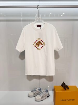 P80 GUCCI/古驰 高品质320克圆领短袖T恤 品牌经典 锁扣铁链马匹🐴刺绣字母LOGO 男女同款 2026ss早春官方同步 高版本 高品质 时尚个性 百搭潮流 纯原品质 原版面料 吊牌 领标 水洗麦 三标齐全 颜色: 黑色.白色. 尺码：S M L XL