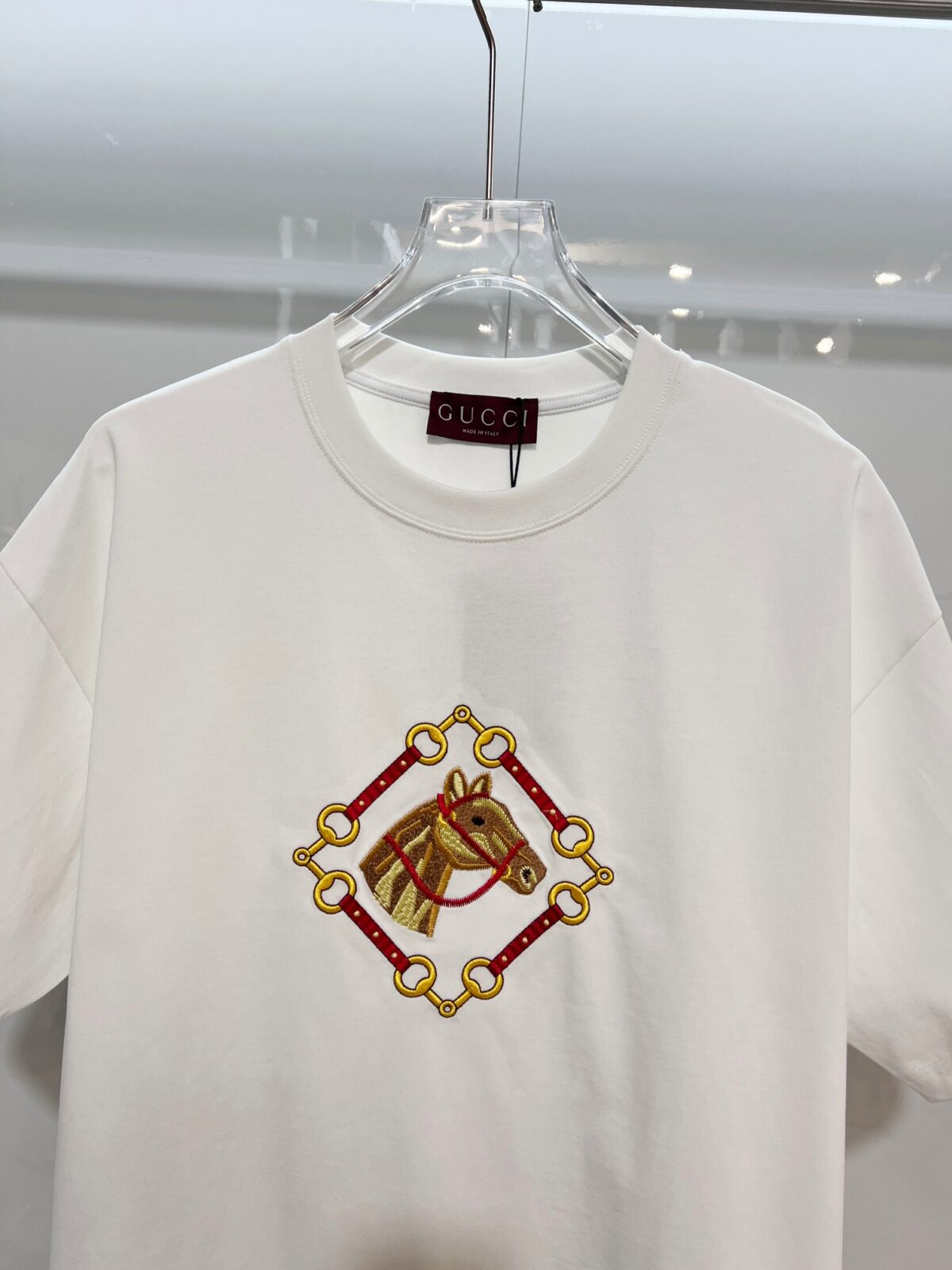 P80 GUCCI/古驰 高品质320克圆领短袖T恤 品牌经典 锁扣铁链马匹🐴刺绣字母LOGO 男女同款 2026ss早春官方同步 高版本 高品质 时尚个性 百搭潮流 纯原品质 原版面料 吊牌 领标 水洗麦 三标齐全 颜色: 黑色.白色. 尺码：S M L XL