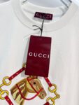 P80 GUCCI/古驰 高品质320克圆领短袖T恤 品牌经典 锁扣铁链马匹🐴刺绣字母LOGO 男女同款 2026ss早春官方同步 高版本 高品质 时尚个性 百搭潮流 纯原品质 原版面料 吊牌 领标 水洗麦 三标齐全 颜色: 黑色.白色. 尺码：S M L XL