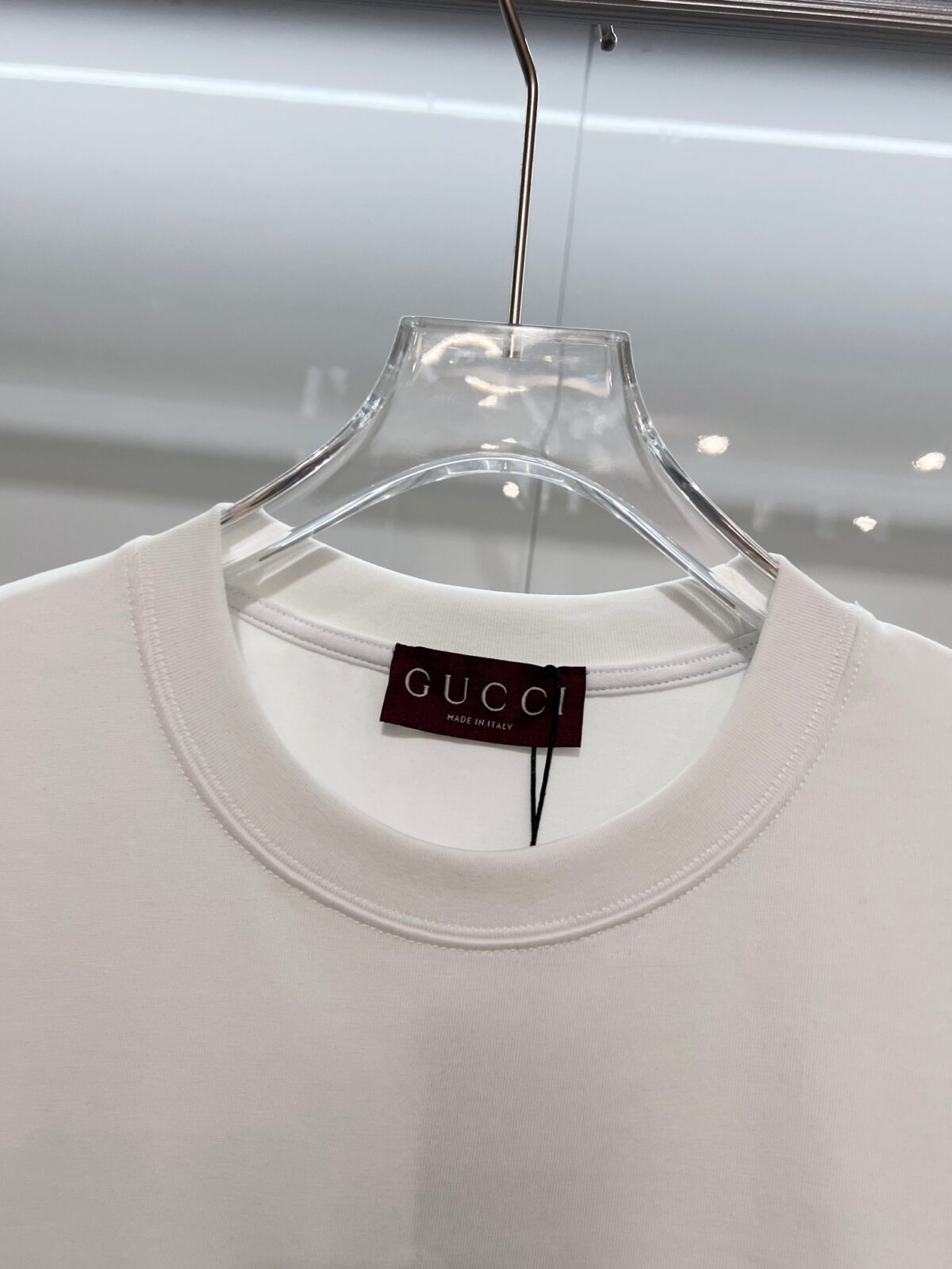 P80 GUCCI/古驰 高品质320克圆领短袖T恤 品牌经典 锁扣铁链马匹🐴刺绣字母LOGO 男女同款 2026ss早春官方同步 高版本 高品质 时尚个性 百搭潮流 纯原品质 原版面料 吊牌 领标 水洗麦 三标齐全 颜色: 黑色.白色. 尺码：S M L XL