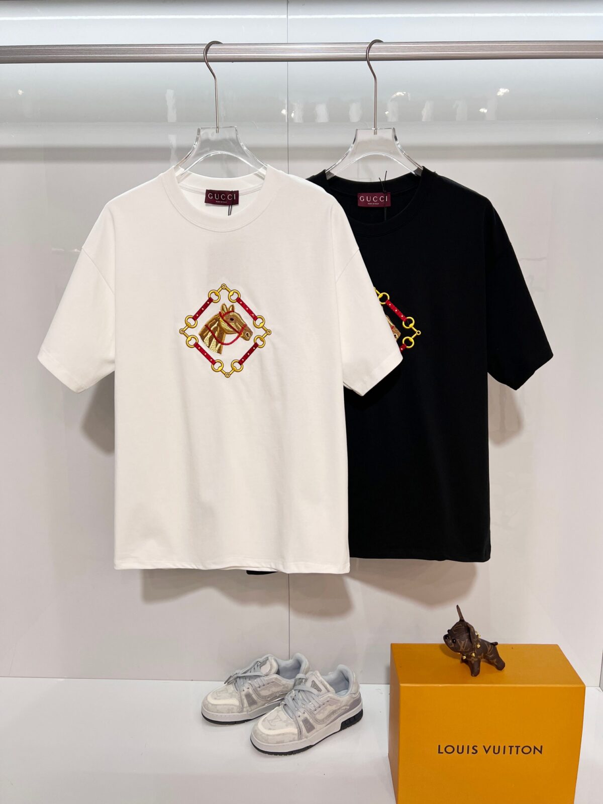P80 GUCCI/古驰 高品质320克圆领短袖T恤 品牌经典 锁扣铁链马匹🐴刺绣字母LOGO 男女同款 2026ss早春官方同步 高版本 高品质 时尚个性 百搭潮流 纯原品质 原版面料 吊牌 领标 水洗麦 三标齐全 颜色: 黑色.白色. 尺码：S M L XL