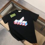 P75 💥 GUCCI 古驰 夏季新款圆领短袖T恤！270克重磅高端纯棉面料，手感质感都极完美！修身裁剪设计干净利落！时尚又好看！走线做工非常精致！版型效果超赞！而且透气性能超强！任何年龄阶段都可轻松驾驭，男士衣橱里必备的单品。 颜色： 米白 黑色 码数：M-3XL （下单请报身高体重）