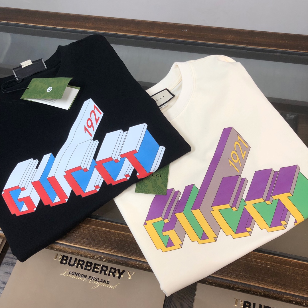 P75 💥 GUCCI 古驰 夏季新款圆领短袖T恤！270克重磅高端纯棉面料，手感质感都极完美！修身裁剪设计干净利落！时尚又好看！走线做工非常精致！版型效果超赞！而且透气性能超强！任何年龄阶段都可轻松驾驭，男士衣橱里必备的单品。 颜色： 米白 黑色 码数：M-3XL （下单请报身高体重）