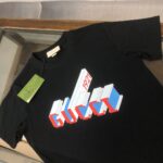 P75 💥 GUCCI 古驰 夏季新款圆领短袖T恤！270克重磅高端纯棉面料，手感质感都极完美！修身裁剪设计干净利落！时尚又好看！走线做工非常精致！版型效果超赞！而且透气性能超强！任何年龄阶段都可轻松驾驭，男士衣橱里必备的单品。 颜色： 米白 黑色 码数：M-3XL （下单请报身高体重）