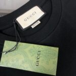 P75 💥 GUCCI 古驰 夏季新款圆领短袖T恤！270克重磅高端纯棉面料，手感质感都极完美！修身裁剪设计干净利落！时尚又好看！走线做工非常精致！版型效果超赞！而且透气性能超强！任何年龄阶段都可轻松驾驭，男士衣橱里必备的单品。 颜色： 米白 黑色 码数：M-3XL （下单请报身高体重）
