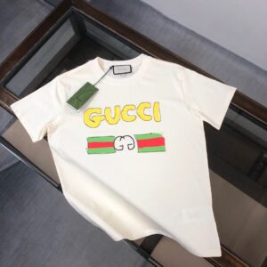 P75 💥 GUCCI 古驰 夏季新款圆领短袖T恤！270克重磅高端纯棉面料，手感质感都极完美！修身裁剪设计干净利落！时尚又好看！走线做工非常精致！版型效果超赞！而且透气性能超强！任何年龄阶段都可轻松驾驭，男士衣橱里必备的单品。 颜色： 米白 黑色 码数：M-3XL （下单请报身高体重）