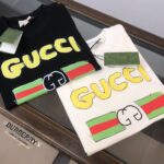weigou_208196_1_2463e65ea8 P75 💥 GUCCI 古驰 夏季新款圆领短袖T恤!270克重磅高端纯棉面料,手感质感都极完美!修身裁剪设计干净利落!时尚又好看!走线做工非常精致!版型效果超赞!而且透气性能超强!任何年龄阶段都可轻松驾驭,男士衣橱里必备的单品。 颜色: 米白 黑色 码数:M-3XL (下单请报身高体重)