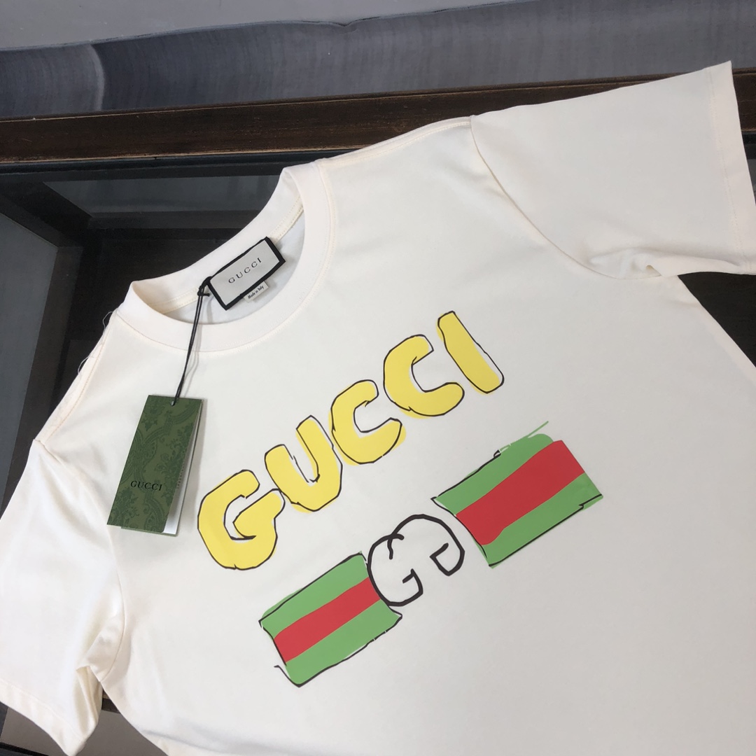weigou_208196_2_43d4c53370 P75 💥 GUCCI 古驰 夏季新款圆领短袖T恤!270克重磅高端纯棉面料,手感质感都极完美!修身裁剪设计干净利落!时尚又好看!走线做工非常精致!版型效果超赞!而且透气性能超强!任何年龄阶段都可轻松驾驭,男士衣橱里必备的单品。 颜色: 米白 黑色 码数:M-3XL (下单请报身高体重)
