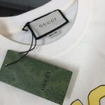 weigou_208196_3_d17c4fd3a5 P75 💥 GUCCI 古驰 夏季新款圆领短袖T恤!270克重磅高端纯棉面料,手感质感都极完美!修身裁剪设计干净利落!时尚又好看!走线做工非常精致!版型效果超赞!而且透气性能超强!任何年龄阶段都可轻松驾驭,男士衣橱里必备的单品。 颜色: 米白 黑色 码数:M-3XL (下单请报身高体重)