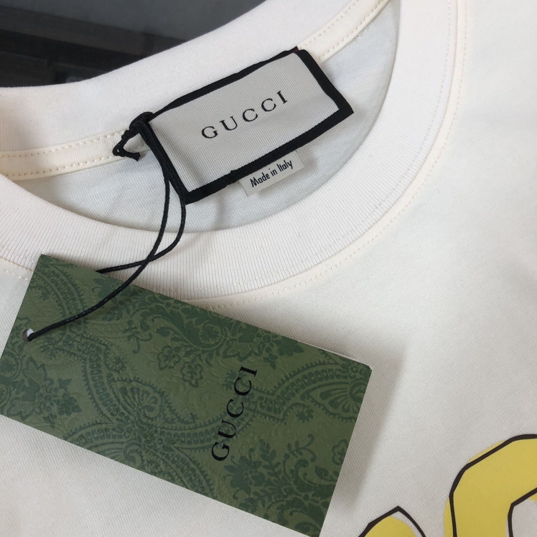 weigou_208196_3_d17c4fd3a5 P75 💥 GUCCI 古驰 夏季新款圆领短袖T恤!270克重磅高端纯棉面料,手感质感都极完美!修身裁剪设计干净利落!时尚又好看!走线做工非常精致!版型效果超赞!而且透气性能超强!任何年龄阶段都可轻松驾驭,男士衣橱里必备的单品。 颜色: 米白 黑色 码数:M-3XL (下单请报身高体重)