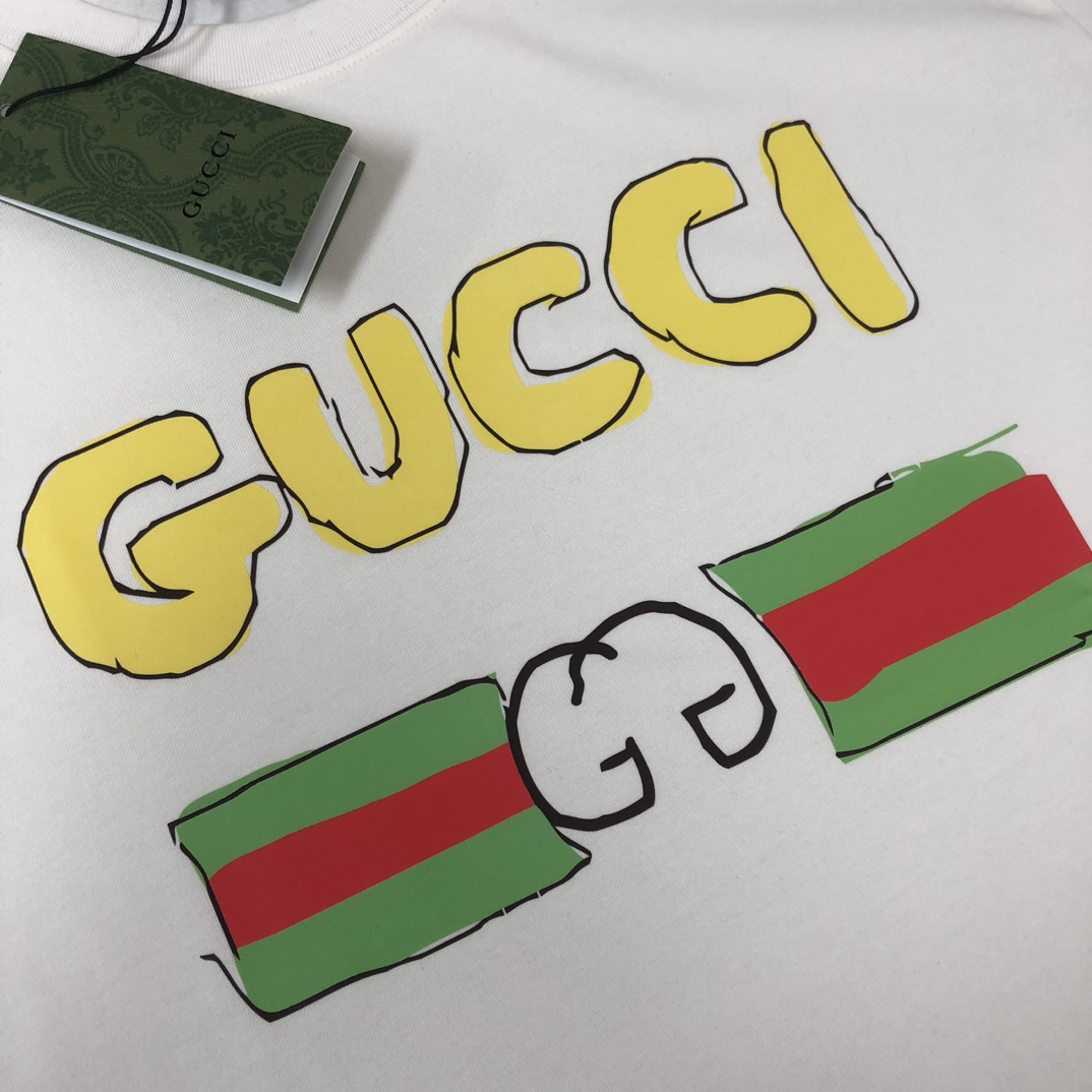 weigou_208196_4_8d9a529e0a P75 💥 GUCCI 古驰 夏季新款圆领短袖T恤!270克重磅高端纯棉面料,手感质感都极完美!修身裁剪设计干净利落!时尚又好看!走线做工非常精致!版型效果超赞!而且透气性能超强!任何年龄阶段都可轻松驾驭,男士衣橱里必备的单品。 颜色: 米白 黑色 码数:M-3XL (下单请报身高体重)