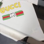 weigou_208196_6_3c5923db8a P75 💥 GUCCI 古驰 夏季新款圆领短袖T恤!270克重磅高端纯棉面料,手感质感都极完美!修身裁剪设计干净利落!时尚又好看!走线做工非常精致!版型效果超赞!而且透气性能超强!任何年龄阶段都可轻松驾驭,男士衣橱里必备的单品。 颜色: 米白 黑色 码数:M-3XL (下单请报身高体重)