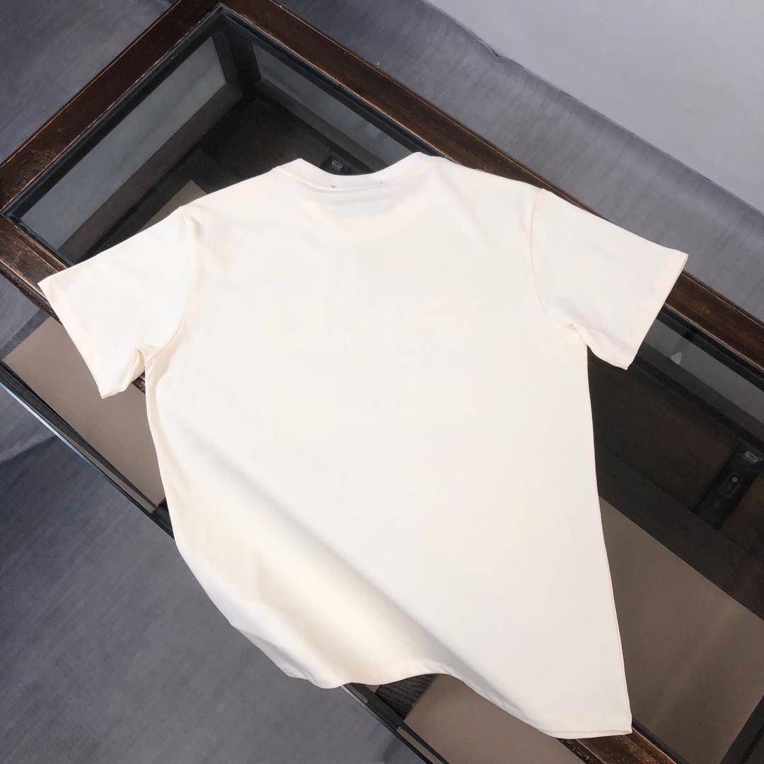 weigou_208196_7_948dcbce2c P75 💥 GUCCI 古驰 夏季新款圆领短袖T恤!270克重磅高端纯棉面料,手感质感都极完美!修身裁剪设计干净利落!时尚又好看!走线做工非常精致!版型效果超赞!而且透气性能超强!任何年龄阶段都可轻松驾驭,男士衣橱里必备的单品。 颜色: 米白 黑色 码数:M-3XL (下单请报身高体重)