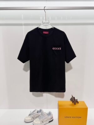 P80 GUCCI/古驰 高品质320克圆领短袖T恤 品牌经典 胸前拼接口袋刺绣字母LOGO 男女同款 2026ss早春官方同步 高版本 高品质 时尚个性 百搭潮流 纯原品质 原版面料 吊牌 领标 水洗麦 三标齐全 颜色: 黑色.白色. 尺码：S M L XL