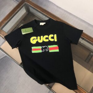 P75 💥 GUCCI 古驰 夏季新款圆领短袖T恤！270克重磅高端纯棉面料，手感质感都极完美！修身裁剪设计干净利落！时尚又好看！走线做工非常精致！版型效果超赞！而且透气性能超强！任何年龄阶段都可轻松驾驭，男士衣橱里必备的单品。 颜色： 米白 黑色 码数：M-3XL （下单请报身高体重）