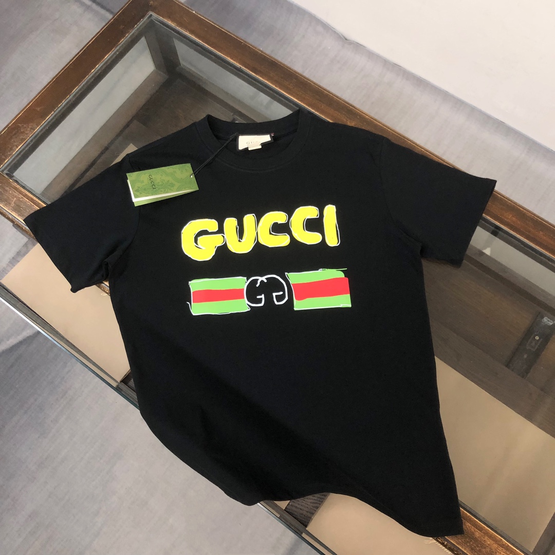 weigou_208222_0_eaf911ee6f P75 💥 GUCCI 古驰 夏季新款圆领短袖T恤!270克重磅高端纯棉面料,手感质感都极完美!修身裁剪设计干净利落!时尚又好看!走线做工非常精致!版型效果超赞!而且透气性能超强!任何年龄阶段都可轻松驾驭,男士衣橱里必备的单品。 颜色: 米白 黑色 码数:M-3XL (下单请报身高体重)