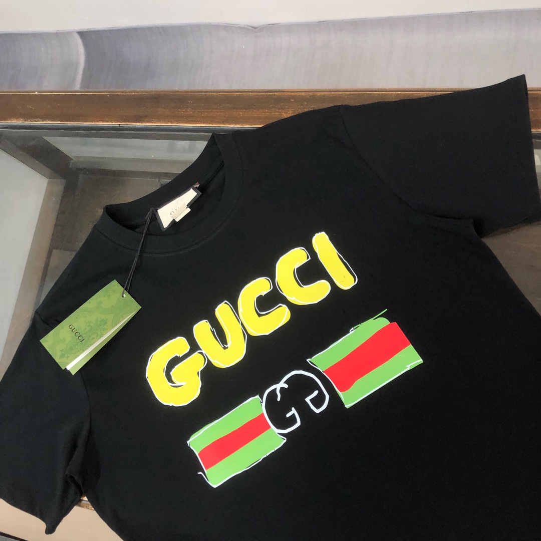 weigou_208222_2_b5dd17a8f5 P75 💥 GUCCI 古驰 夏季新款圆领短袖T恤!270克重磅高端纯棉面料,手感质感都极完美!修身裁剪设计干净利落!时尚又好看!走线做工非常精致!版型效果超赞!而且透气性能超强!任何年龄阶段都可轻松驾驭,男士衣橱里必备的单品。 颜色: 米白 黑色 码数:M-3XL (下单请报身高体重)
