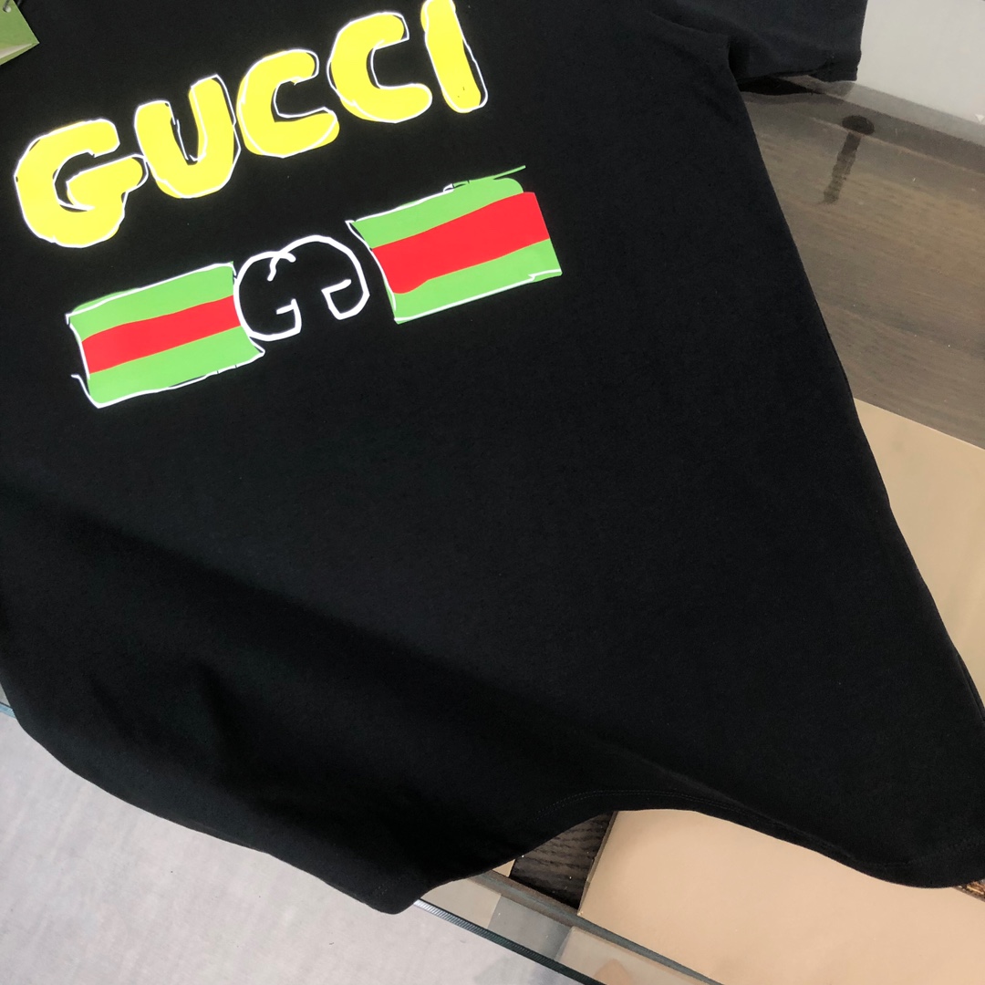 weigou_208222_3_0c7ee61b5d P75 💥 GUCCI 古驰 夏季新款圆领短袖T恤!270克重磅高端纯棉面料,手感质感都极完美!修身裁剪设计干净利落!时尚又好看!走线做工非常精致!版型效果超赞!而且透气性能超强!任何年龄阶段都可轻松驾驭,男士衣橱里必备的单品。 颜色: 米白 黑色 码数:M-3XL (下单请报身高体重)