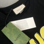 weigou_208222_4_57f7edc6dc P75 💥 GUCCI 古驰 夏季新款圆领短袖T恤!270克重磅高端纯棉面料,手感质感都极完美!修身裁剪设计干净利落!时尚又好看!走线做工非常精致!版型效果超赞!而且透气性能超强!任何年龄阶段都可轻松驾驭,男士衣橱里必备的单品。 颜色: 米白 黑色 码数:M-3XL (下单请报身高体重)