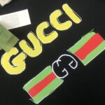 weigou_208222_5_7083643443 P75 💥 GUCCI 古驰 夏季新款圆领短袖T恤!270克重磅高端纯棉面料,手感质感都极完美!修身裁剪设计干净利落!时尚又好看!走线做工非常精致!版型效果超赞!而且透气性能超强!任何年龄阶段都可轻松驾驭,男士衣橱里必备的单品。 颜色: 米白 黑色 码数:M-3XL (下单请报身高体重)