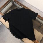 weigou_208222_7_ae796d548a P75 💥 GUCCI 古驰 夏季新款圆领短袖T恤!270克重磅高端纯棉面料,手感质感都极完美!修身裁剪设计干净利落!时尚又好看!走线做工非常精致!版型效果超赞!而且透气性能超强!任何年龄阶段都可轻松驾驭,男士衣橱里必备的单品。 颜色: 米白 黑色 码数:M-3XL (下单请报身高体重)