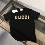 P75 💥 GUCCI 古驰 夏季新款圆领短袖T恤！270克重磅高端纯棉面料，手感质感都极完美！修身裁剪设计干净利落！时尚又好看！走线做工非常精致！版型效果超赞！而且透气性能超强！任何年龄阶段都可轻松驾驭，男士衣橱里必备的单品。 颜色： 米白 黑色 码数：M-3XL （下单请报身高体重）GUCCI 古驰 夏季新款圆领短袖T恤！270克重磅高端纯棉面料，手感质感都极完美！修身裁剪设计干净利落！时尚又好看！走线做工非常精致！版型效果超赞！而且透气性能超强！任何年龄阶段都可轻松驾驭，男士衣橱里必备的单品。 颜色： 米白 黑色 码数：M-3XL （下单请报身高体重）