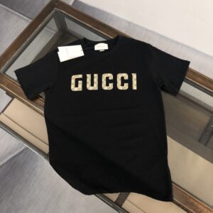 P75 💥 GUCCI 古驰 夏季新款圆领短袖T恤！270克重磅高端纯棉面料，手感质感都极完美！修身裁剪设计干净利落！时尚又好看！走线做工非常精致！版型效果超赞！而且透气性能超强！任何年龄阶段都可轻松驾驭，男士衣橱里必备的单品。 颜色： 米白 黑色 码数：M-3XL （下单请报身高体重）GUCCI 古驰 夏季新款圆领短袖T恤！270克重磅高端纯棉面料，手感质感都极完美！修身裁剪设计干净利落！时尚又好看！走线做工非常精致！版型效果超赞！而且透气性能超强！任何年龄阶段都可轻松驾驭，男士衣橱里必备的单品。 颜色： 米白 黑色 码数：M-3XL （下单请报身高体重）