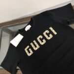 P75 💥 GUCCI 古驰 夏季新款圆领短袖T恤！270克重磅高端纯棉面料，手感质感都极完美！修身裁剪设计干净利落！时尚又好看！走线做工非常精致！版型效果超赞！而且透气性能超强！任何年龄阶段都可轻松驾驭，男士衣橱里必备的单品。 颜色： 米白 黑色 码数：M-3XL （下单请报身高体重）GUCCI 古驰 夏季新款圆领短袖T恤！270克重磅高端纯棉面料，手感质感都极完美！修身裁剪设计干净利落！时尚又好看！走线做工非常精致！版型效果超赞！而且透气性能超强！任何年龄阶段都可轻松驾驭，男士衣橱里必备的单品。 颜色： 米白 黑色 码数：M-3XL （下单请报身高体重）