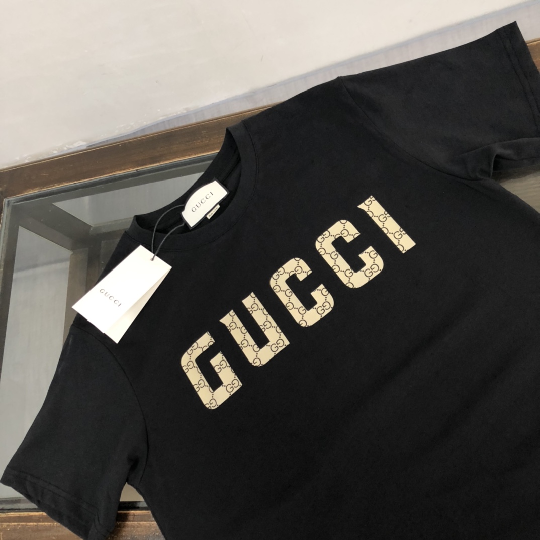 P75 💥 GUCCI 古驰 夏季新款圆领短袖T恤！270克重磅高端纯棉面料，手感质感都极完美！修身裁剪设计干净利落！时尚又好看！走线做工非常精致！版型效果超赞！而且透气性能超强！任何年龄阶段都可轻松驾驭，男士衣橱里必备的单品。 颜色： 米白 黑色 码数：M-3XL （下单请报身高体重）GUCCI 古驰 夏季新款圆领短袖T恤！270克重磅高端纯棉面料，手感质感都极完美！修身裁剪设计干净利落！时尚又好看！走线做工非常精致！版型效果超赞！而且透气性能超强！任何年龄阶段都可轻松驾驭，男士衣橱里必备的单品。 颜色： 米白 黑色 码数：M-3XL （下单请报身高体重）