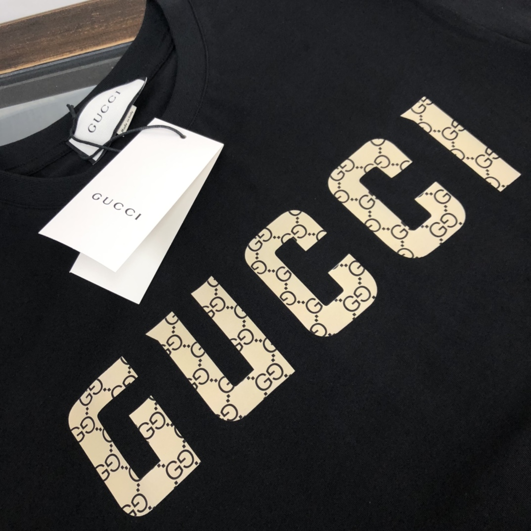 P75 💥 GUCCI 古驰 夏季新款圆领短袖T恤！270克重磅高端纯棉面料，手感质感都极完美！修身裁剪设计干净利落！时尚又好看！走线做工非常精致！版型效果超赞！而且透气性能超强！任何年龄阶段都可轻松驾驭，男士衣橱里必备的单品。 颜色： 米白 黑色 码数：M-3XL （下单请报身高体重）GUCCI 古驰 夏季新款圆领短袖T恤！270克重磅高端纯棉面料，手感质感都极完美！修身裁剪设计干净利落！时尚又好看！走线做工非常精致！版型效果超赞！而且透气性能超强！任何年龄阶段都可轻松驾驭，男士衣橱里必备的单品。 颜色： 米白 黑色 码数：M-3XL （下单请报身高体重）