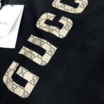 P75 💥 GUCCI 古驰 夏季新款圆领短袖T恤！270克重磅高端纯棉面料，手感质感都极完美！修身裁剪设计干净利落！时尚又好看！走线做工非常精致！版型效果超赞！而且透气性能超强！任何年龄阶段都可轻松驾驭，男士衣橱里必备的单品。 颜色： 米白 黑色 码数：M-3XL （下单请报身高体重）GUCCI 古驰 夏季新款圆领短袖T恤！270克重磅高端纯棉面料，手感质感都极完美！修身裁剪设计干净利落！时尚又好看！走线做工非常精致！版型效果超赞！而且透气性能超强！任何年龄阶段都可轻松驾驭，男士衣橱里必备的单品。 颜色： 米白 黑色 码数：M-3XL （下单请报身高体重）