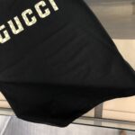 P75 💥 GUCCI 古驰 夏季新款圆领短袖T恤！270克重磅高端纯棉面料，手感质感都极完美！修身裁剪设计干净利落！时尚又好看！走线做工非常精致！版型效果超赞！而且透气性能超强！任何年龄阶段都可轻松驾驭，男士衣橱里必备的单品。 颜色： 米白 黑色 码数：M-3XL （下单请报身高体重）GUCCI 古驰 夏季新款圆领短袖T恤！270克重磅高端纯棉面料，手感质感都极完美！修身裁剪设计干净利落！时尚又好看！走线做工非常精致！版型效果超赞！而且透气性能超强！任何年龄阶段都可轻松驾驭，男士衣橱里必备的单品。 颜色： 米白 黑色 码数：M-3XL （下单请报身高体重）