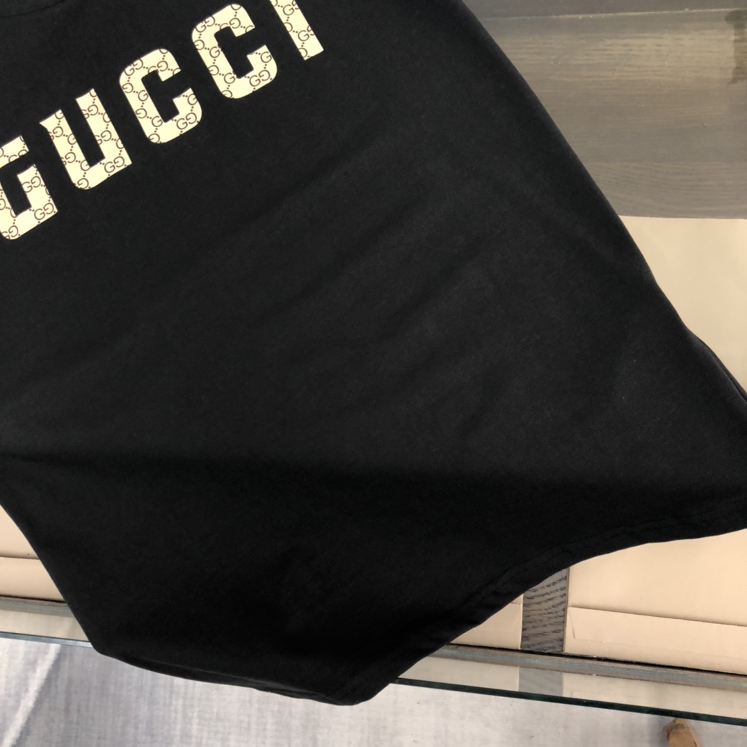 P75 💥 GUCCI 古驰 夏季新款圆领短袖T恤！270克重磅高端纯棉面料，手感质感都极完美！修身裁剪设计干净利落！时尚又好看！走线做工非常精致！版型效果超赞！而且透气性能超强！任何年龄阶段都可轻松驾驭，男士衣橱里必备的单品。 颜色： 米白 黑色 码数：M-3XL （下单请报身高体重）GUCCI 古驰 夏季新款圆领短袖T恤！270克重磅高端纯棉面料，手感质感都极完美！修身裁剪设计干净利落！时尚又好看！走线做工非常精致！版型效果超赞！而且透气性能超强！任何年龄阶段都可轻松驾驭，男士衣橱里必备的单品。 颜色： 米白 黑色 码数：M-3XL （下单请报身高体重）