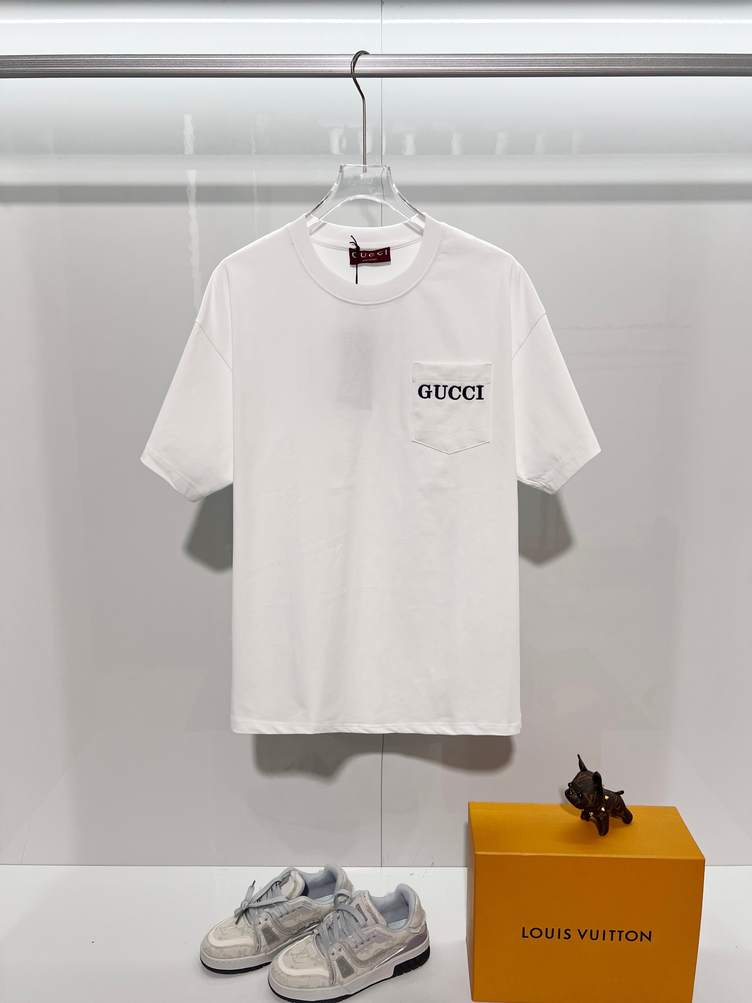 P80 GUCCI/古驰 高品质320克圆领短袖T恤 品牌经典 胸前拼接口袋刺绣字母LOGO 男女同款 2026ss早春官方同步 高版本 高品质 时尚个性 百搭潮流 纯原品质 原版面料 吊牌 领标 水洗麦 三标齐全 颜色: 黑色.白色. 尺码：S M L XL
