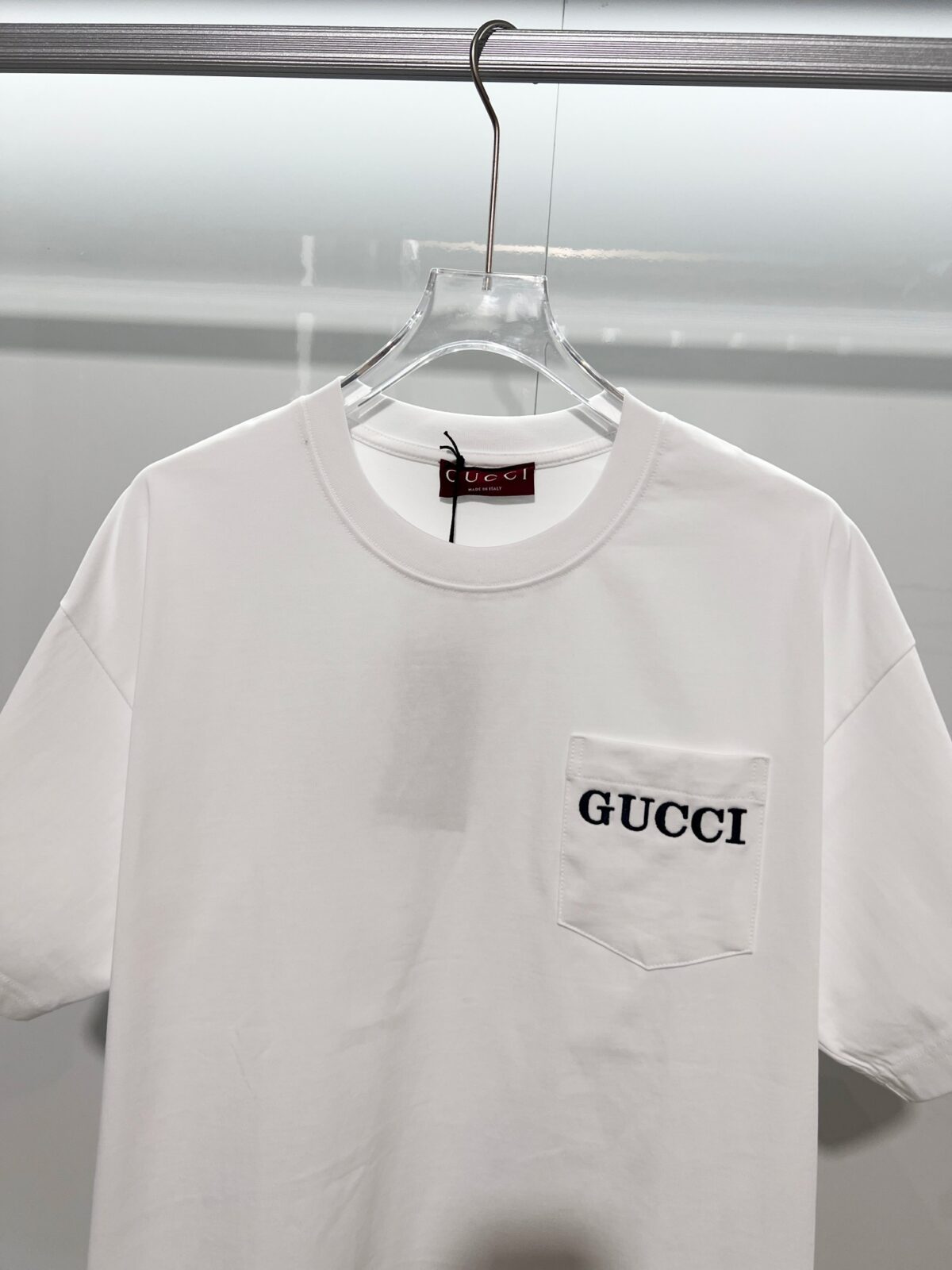 P80 GUCCI/古驰 高品质320克圆领短袖T恤 品牌经典 胸前拼接口袋刺绣字母LOGO 男女同款 2026ss早春官方同步 高版本 高品质 时尚个性 百搭潮流 纯原品质 原版面料 吊牌 领标 水洗麦 三标齐全 颜色: 黑色.白色. 尺码：S M L XL