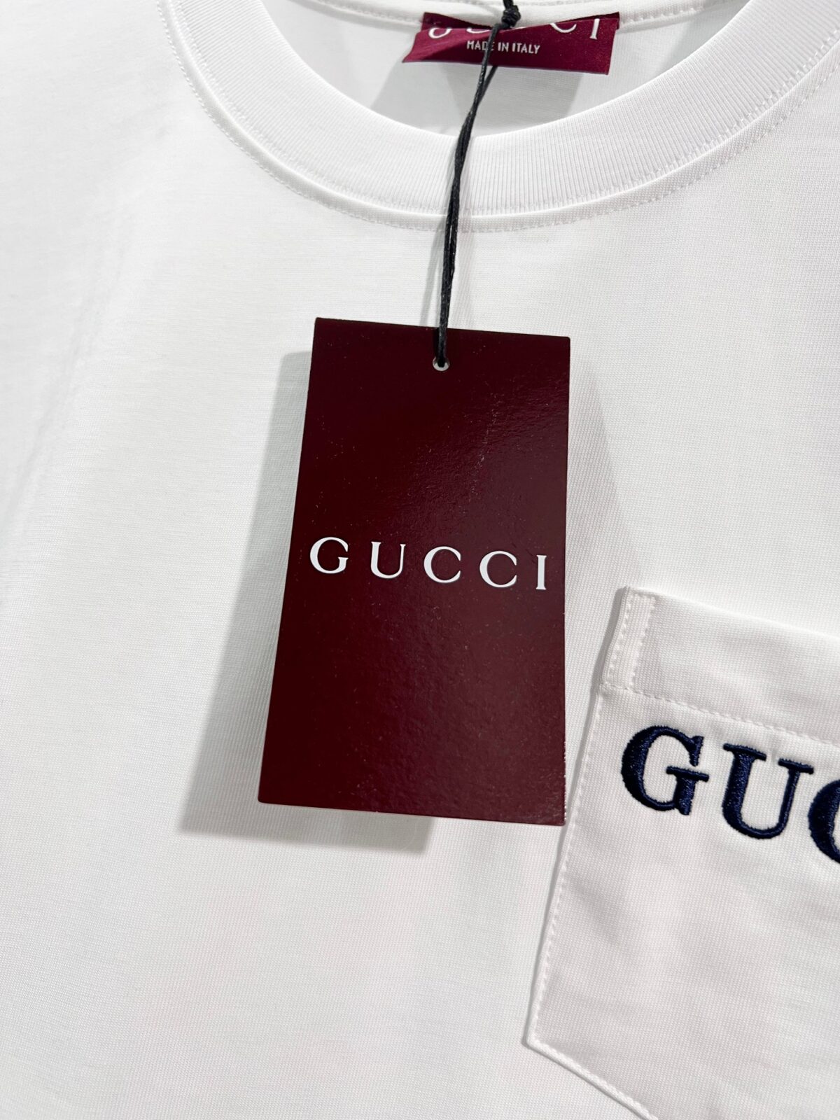 P80 GUCCI/古驰 高品质320克圆领短袖T恤 品牌经典 胸前拼接口袋刺绣字母LOGO 男女同款 2026ss早春官方同步 高版本 高品质 时尚个性 百搭潮流 纯原品质 原版面料 吊牌 领标 水洗麦 三标齐全 颜色: 黑色.白色. 尺码：S M L XL