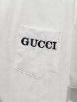 P80 GUCCI/古驰 高品质320克圆领短袖T恤 品牌经典 胸前拼接口袋刺绣字母LOGO 男女同款 2026ss早春官方同步 高版本 高品质 时尚个性 百搭潮流 纯原品质 原版面料 吊牌 领标 水洗麦 三标齐全 颜色: 黑色.白色. 尺码：S M L XL