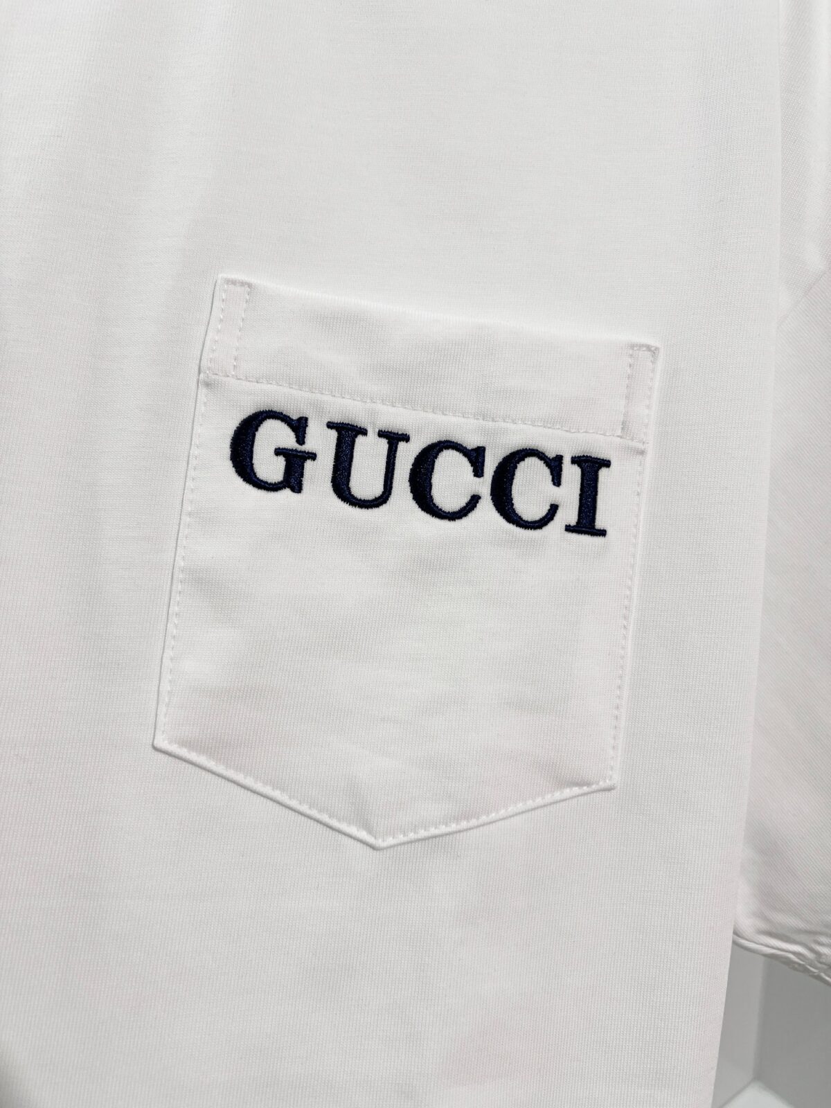 P80 GUCCI/古驰 高品质320克圆领短袖T恤 品牌经典 胸前拼接口袋刺绣字母LOGO 男女同款 2026ss早春官方同步 高版本 高品质 时尚个性 百搭潮流 纯原品质 原版面料 吊牌 领标 水洗麦 三标齐全 颜色: 黑色.白色. 尺码：S M L XL