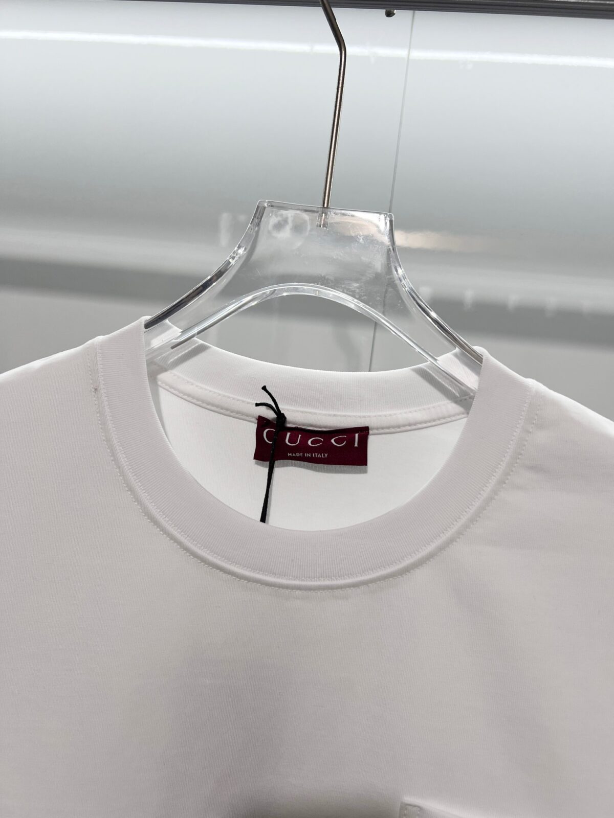 P80 GUCCI/古驰 高品质320克圆领短袖T恤 品牌经典 胸前拼接口袋刺绣字母LOGO 男女同款 2026ss早春官方同步 高版本 高品质 时尚个性 百搭潮流 纯原品质 原版面料 吊牌 领标 水洗麦 三标齐全 颜色: 黑色.白色. 尺码：S M L XL