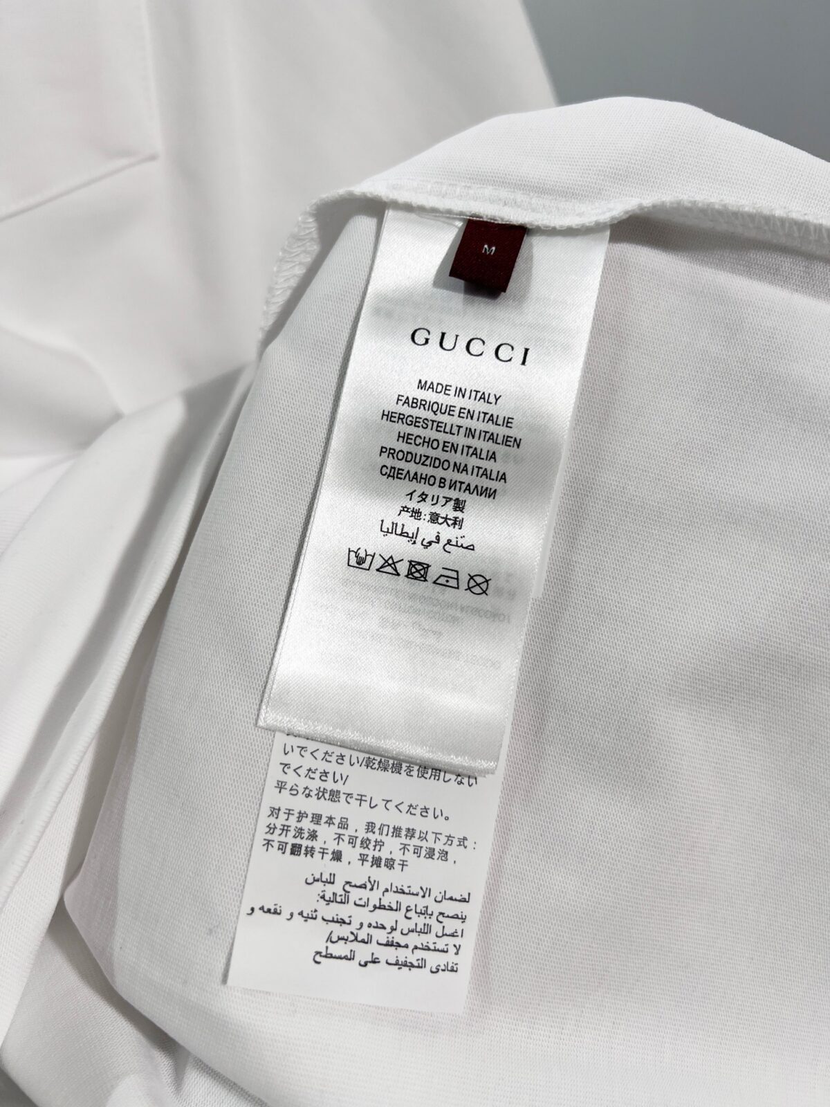 P80 GUCCI/古驰 高品质320克圆领短袖T恤 品牌经典 胸前拼接口袋刺绣字母LOGO 男女同款 2026ss早春官方同步 高版本 高品质 时尚个性 百搭潮流 纯原品质 原版面料 吊牌 领标 水洗麦 三标齐全 颜色: 黑色.白色. 尺码：S M L XL