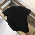 weigou_208302_7_e0b23f4984 P75 💥 古驰 夏季新款圆领短袖T恤!270克重磅高端纯棉面料,手感质感都极完美!修身裁剪设计干净利落!时尚又好看!走线做工非常精致!版型效果超赞!而且透气性能超强!任何年龄阶段都可轻松驾驭,男士衣橱里必备的单品。 颜色: 米白 黑色 码数:M-3XL (下单请报身高体重)