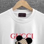P80 Gucc*古*驰 2025春夏新款 独家版G家米奇风字母logo印花设计 三标齐全 定制双纱平纹纯棉面料 短袖T恤 男女同款 尺码： S （90-130斤） M （120-150斤） L （140-165斤） XL （160-180斤） XXL （180-210斤） 颜色：黑色 白色 灰色