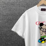 P80 Gucc*古*驰 2025春夏新款 独家版G家米奇风字母logo印花设计 三标齐全 定制双纱平纹纯棉面料 短袖T恤 男女同款 尺码： S （90-130斤） M （120-150斤） L （140-165斤） XL （160-180斤） XXL （180-210斤） 颜色：黑色 白色 灰色