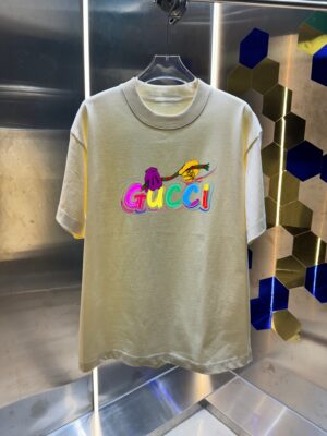 P70 GUCC* 古驰 2026春夏新款 个性字母印花工艺设计 高端版本！透气舒适度高，定制双纱平纹纯棉面料 宽松版短袖圆领T恤 男女同款 吊牌 领标 洗水唛 三标齐全 颜色: 黑色 白色 杏色 紫色 尺码：S M L XL XXL
